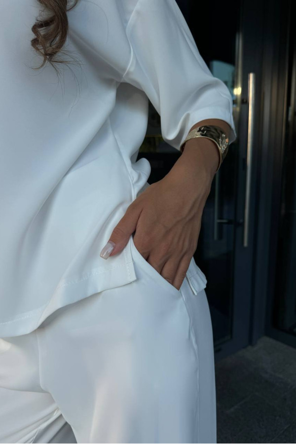 Легка стильна футболка молочна