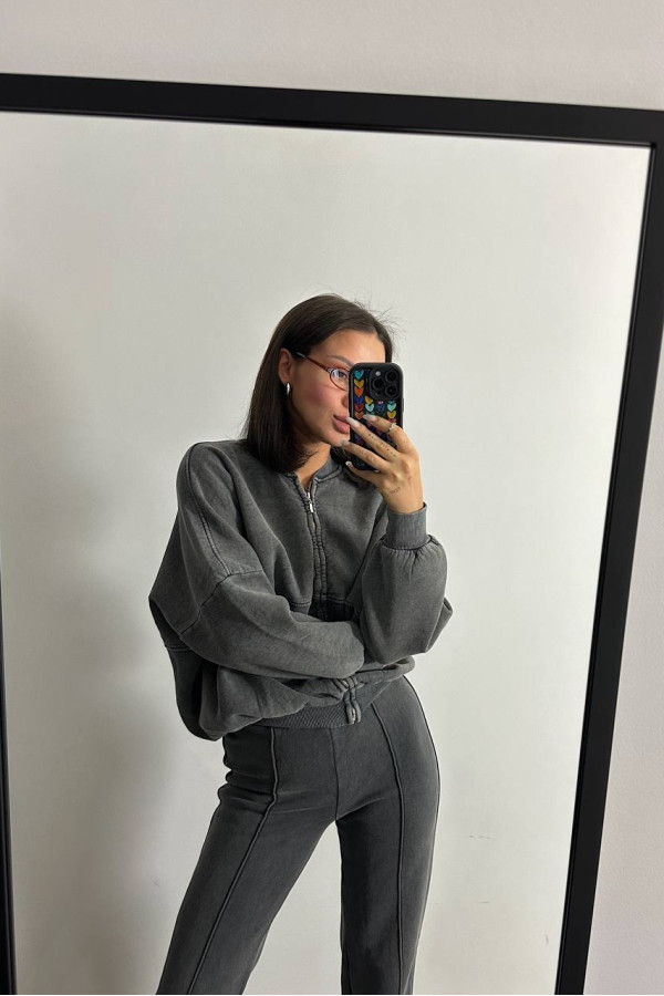 Костюм в стилі бренду з відстрочкою на брюках графітовий 