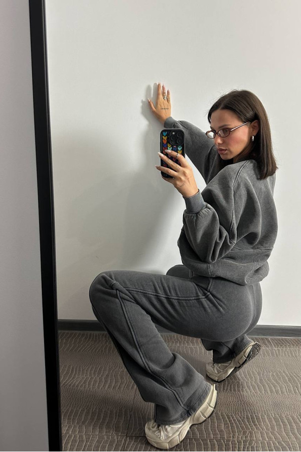 Костюм в стилі бренду з відстрочкою на брюках графітовий 