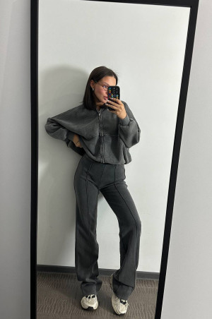 Костюм в стилі бренду з відстрочкою на брюках графітовий 