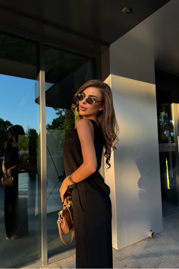 Легка стильна футболка майка чорна