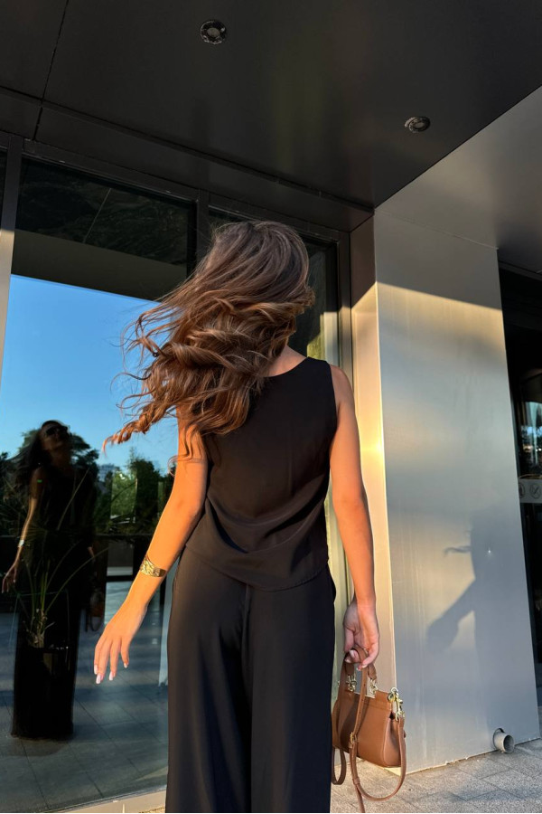 Легка стильна футболка майка чорна