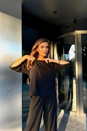 Легка стильна футболка чорна