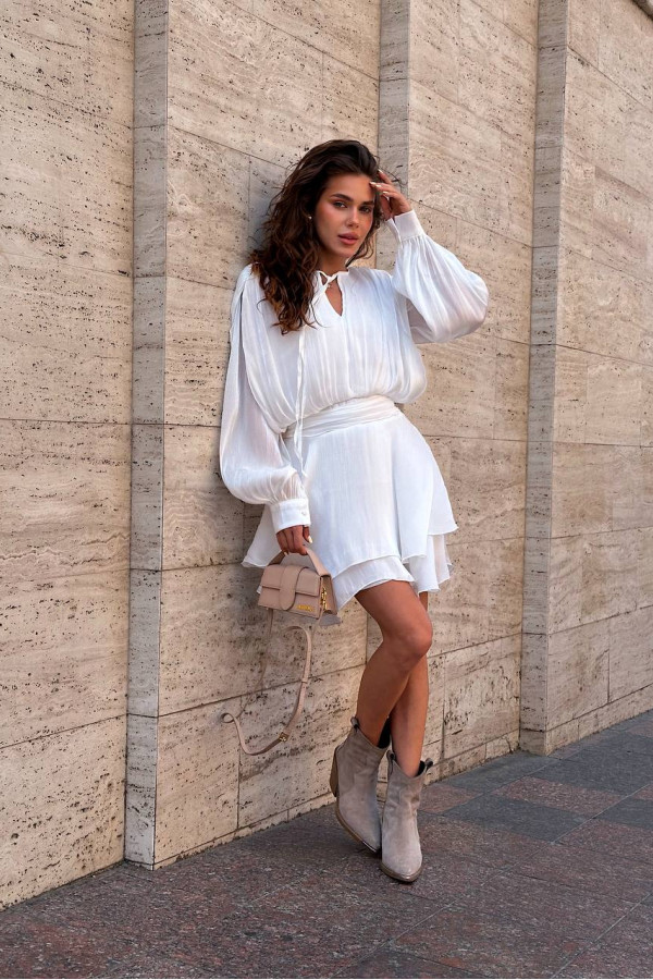 Ніжна молочна сукня