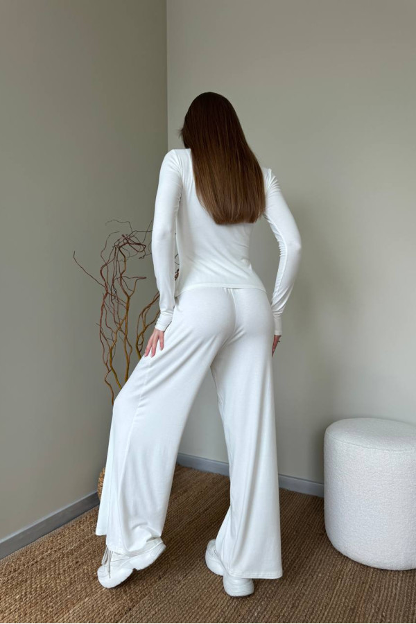 Костюм з вільними штанами молочний