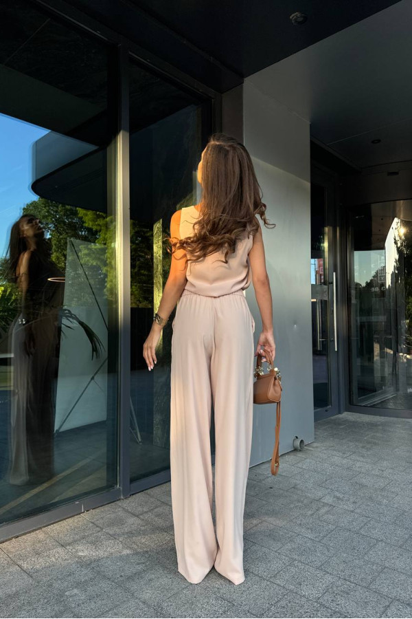 Легка стильна футболка майка бежева 