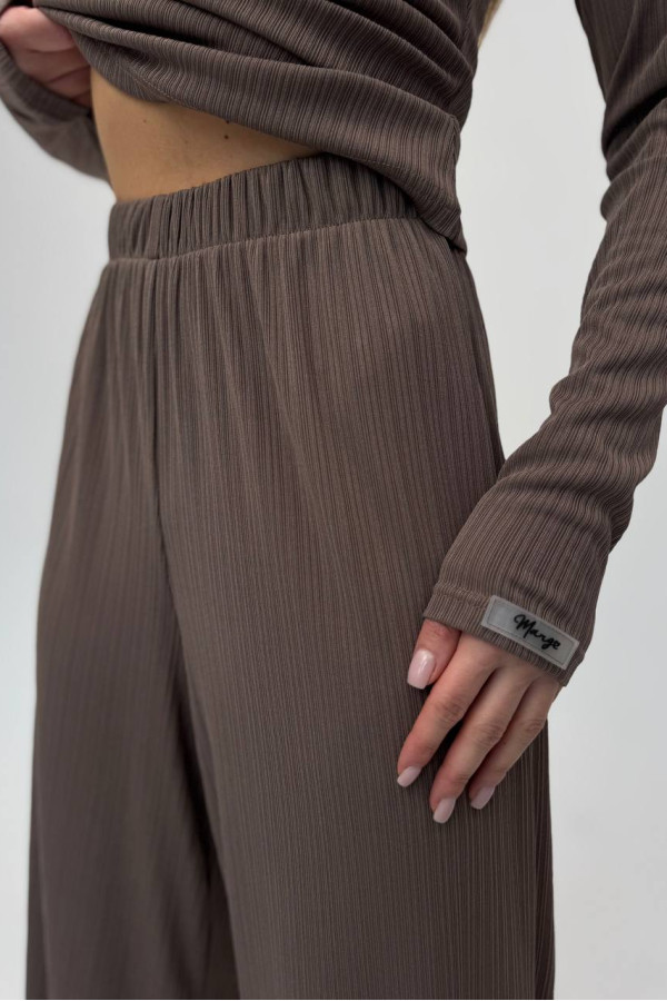 Стильний костюм з вільними штанами шоколадний