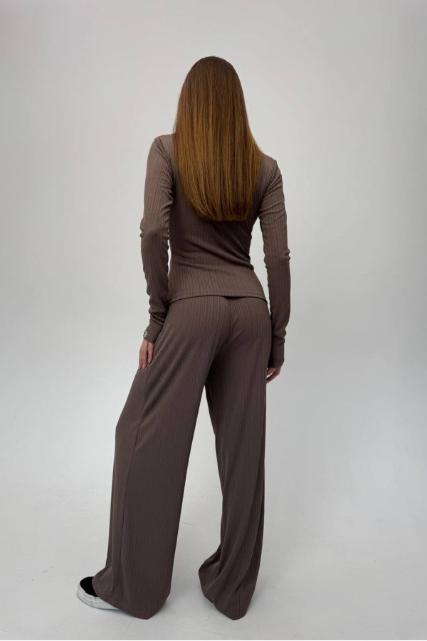 Стильний костюм з вільними штанами шоколадний