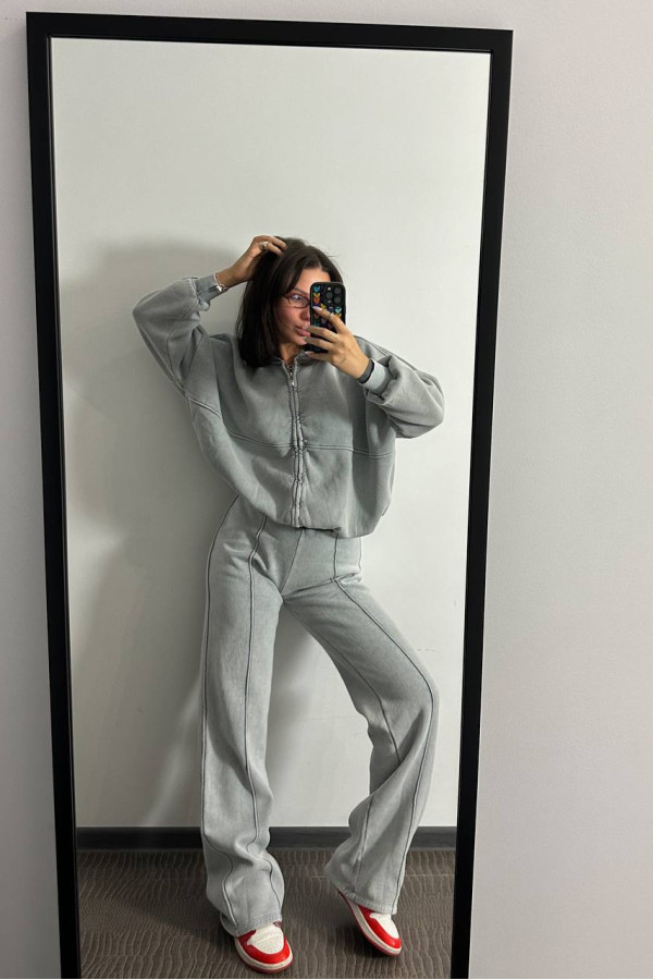 Костюм в стилі бренду з відстрочкою на брюках сірий  