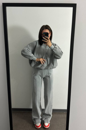 Костюм в стилі бренду з відстрочкою на брюках сірий  