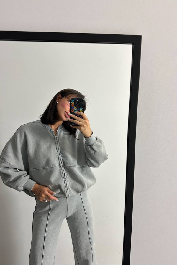 Костюм в стилі бренду з відстрочкою на брюках сірий  