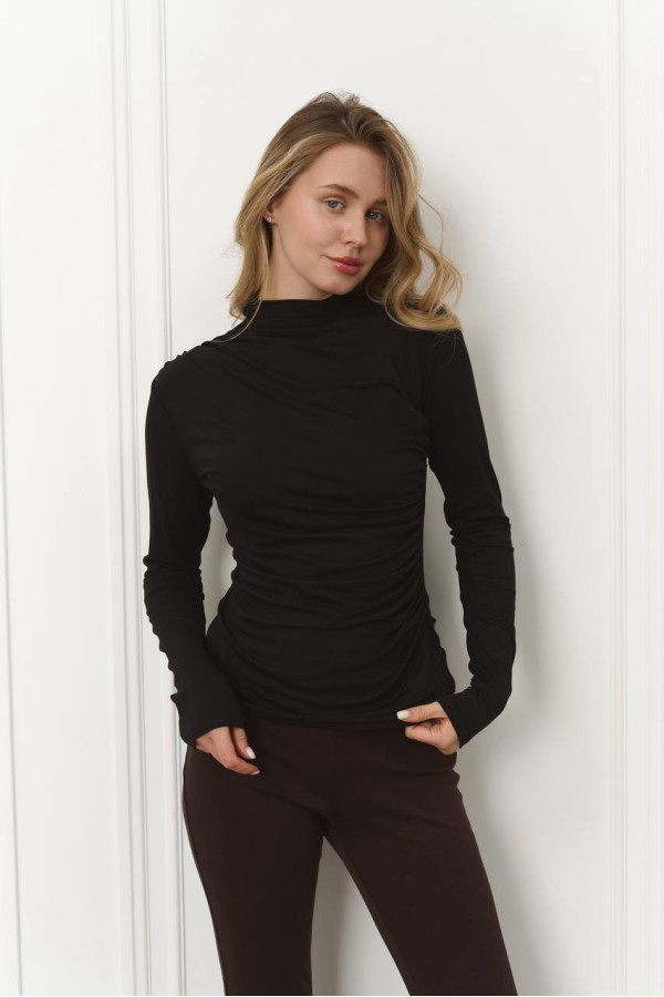 Базовий гольф чорного кольору 