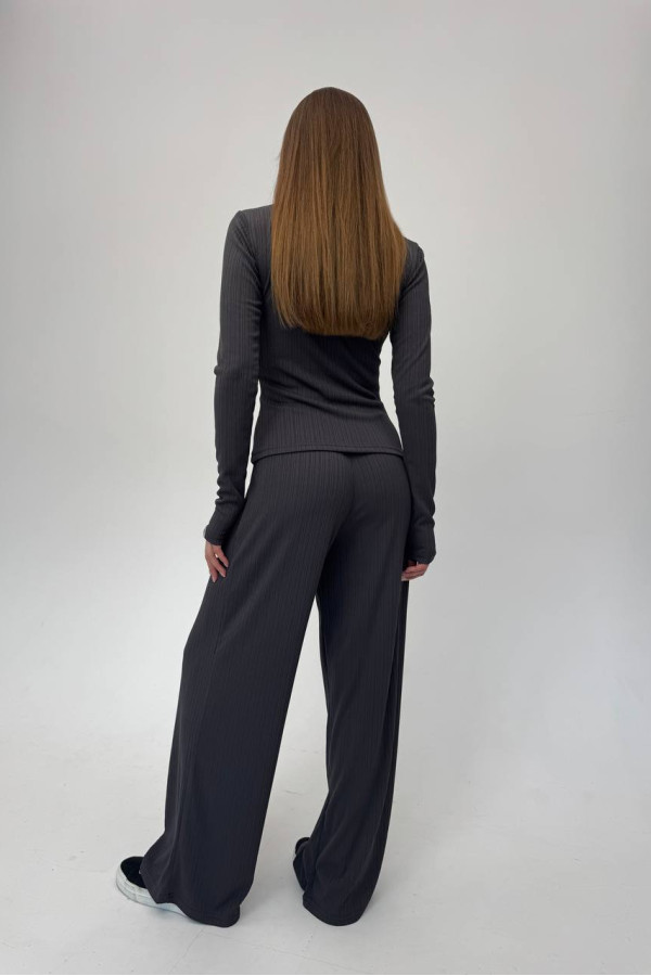 Стильний костюм з вільними штанами графітовий