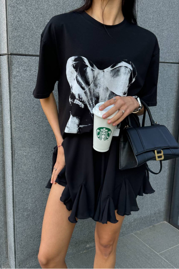 Футболка чорна з принтом корсетом 