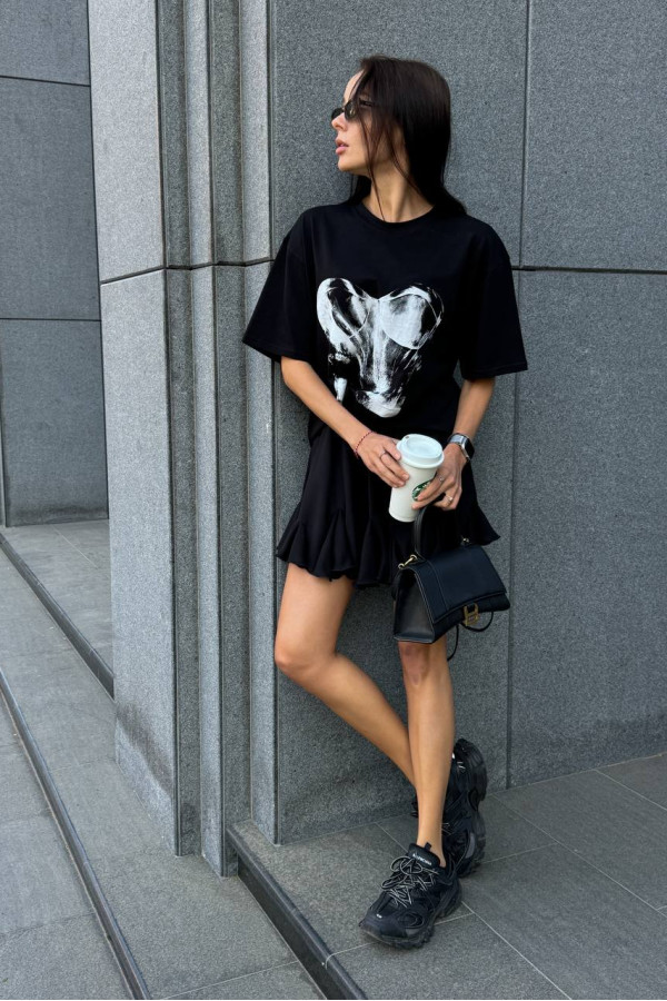 Футболка чорна з принтом корсетом 