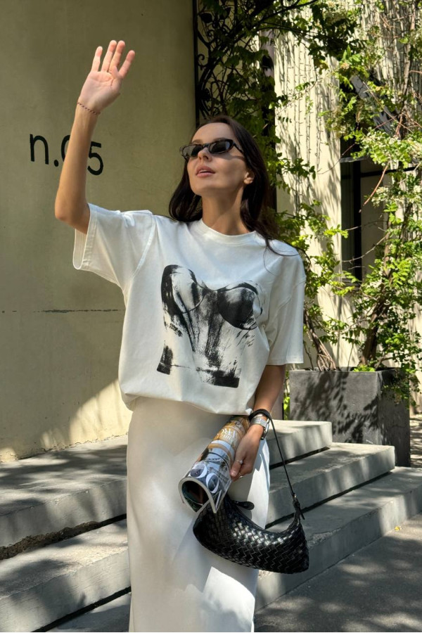 Футболка біла з принтом корсетом 