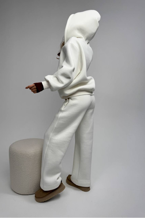 Костюм у стилі бренду молочний 