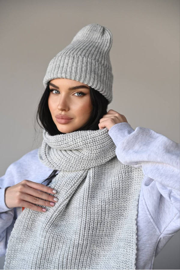 Шапка в'язана тепла сіра