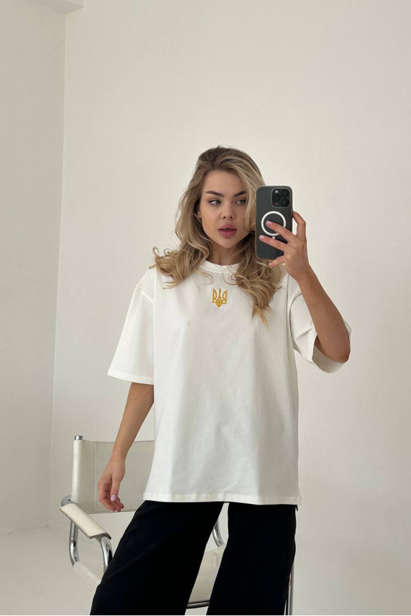 Футболка з вишивкою патріотична молочна