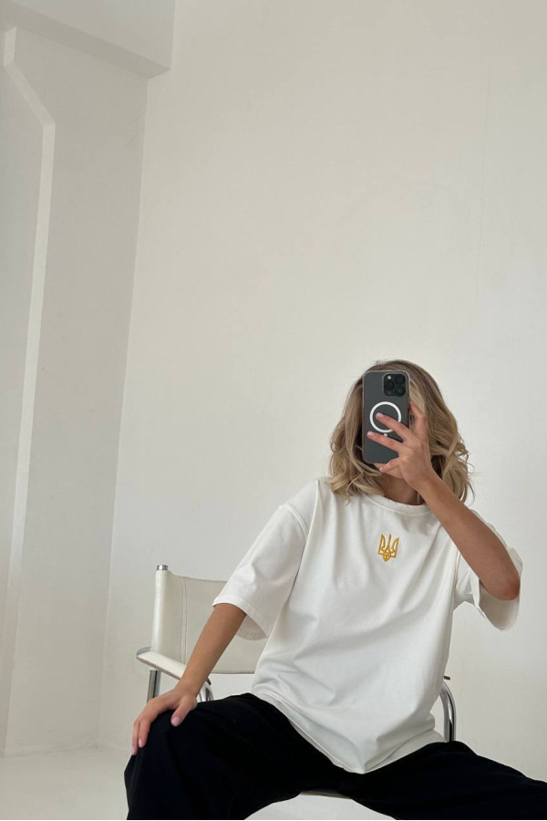 Футболка з вишивкою патріотична молочна