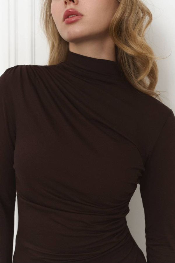 Базовий гольф шоколадного кольору 