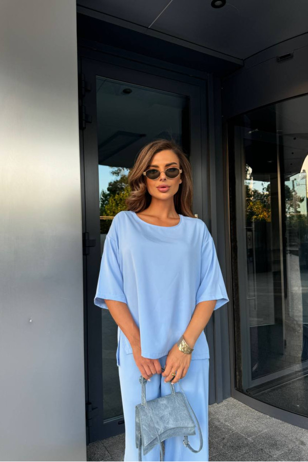 Легка стильна футболка блакитна 