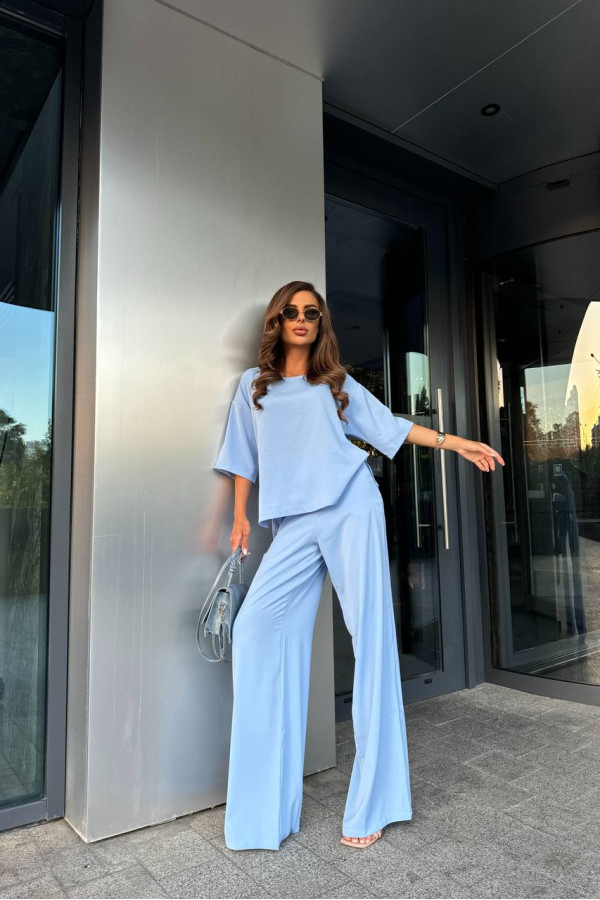 Легка стильна футболка блакитна 