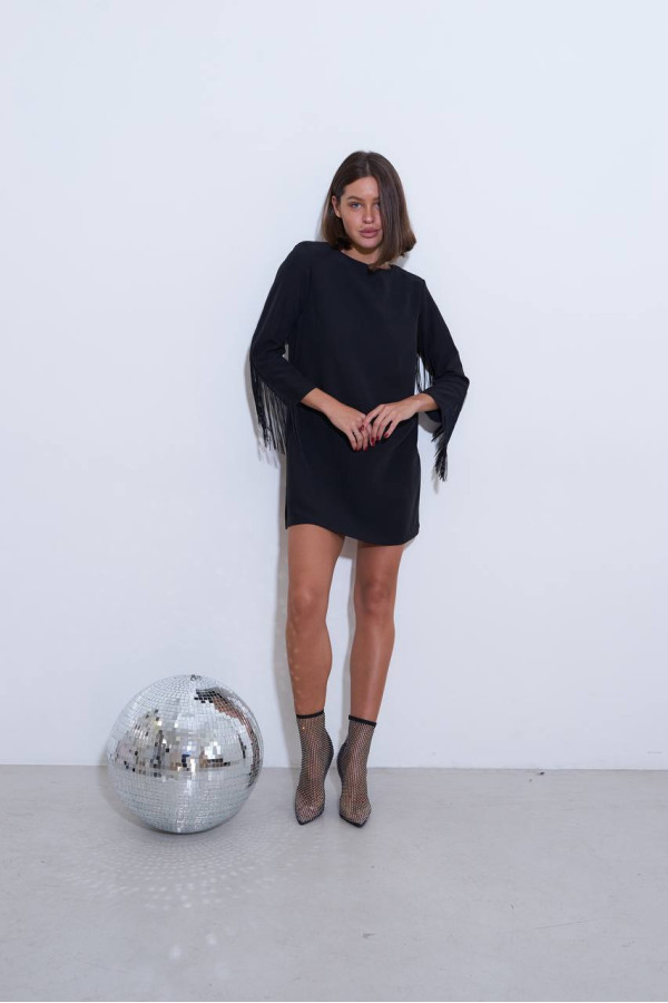 Сукня з бахромою та підплечниками