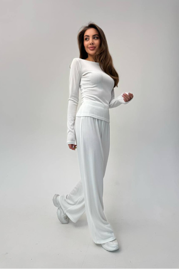 Стильний костюм з вільними штанами молочний