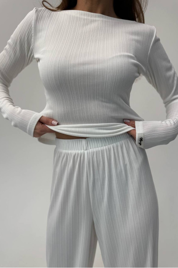 Стильний костюм з вільними штанами молочний