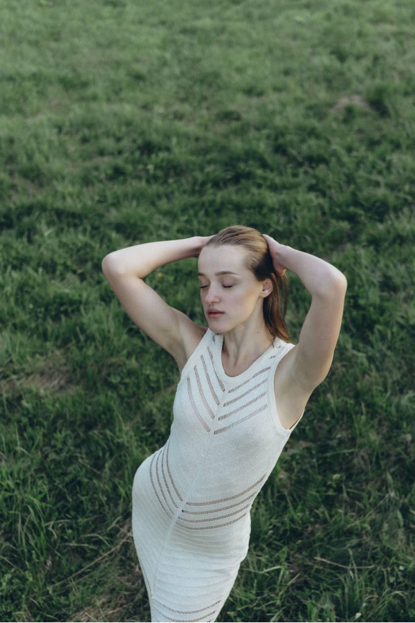 Сукня бежева  міді довжини 