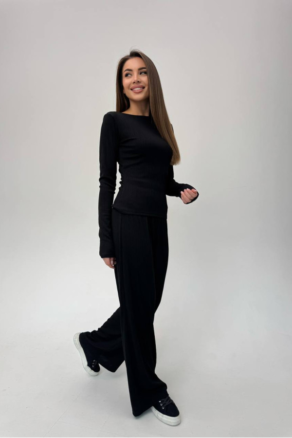 Стильний костюм з вільними штанами чорний