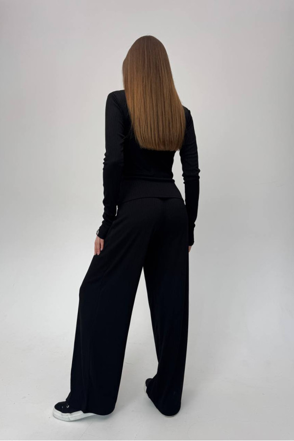 Стильний костюм з вільними штанами чорний