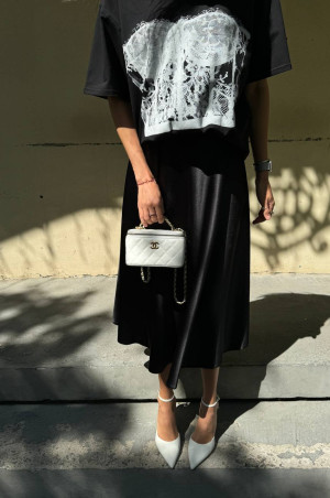 Футболка чорна з принтом мережевним корсетом 