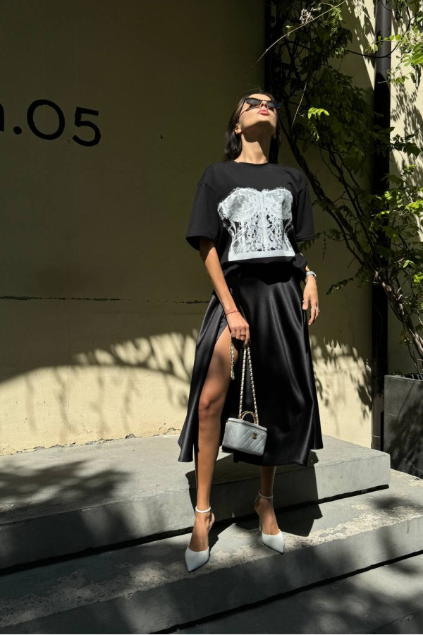 Футболка чорна з принтом мережевним корсетом 