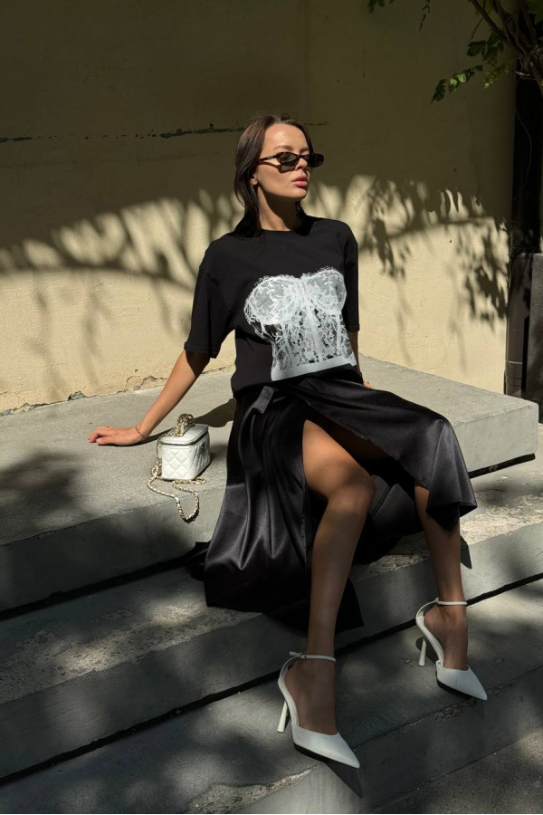 Футболка чорна з принтом мережевним корсетом 